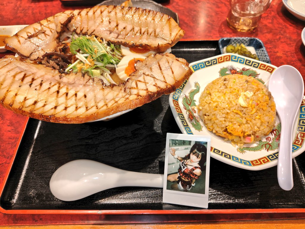 gen426's tweet image. 今日の晩飯はとなりまちにあるみそ神さんで濃厚芳醇味噌ラーメン チャーシュートッピングの半チャーハンセット♪
チャーシューデカ過ぎやろ！

#姫川ラーメン部