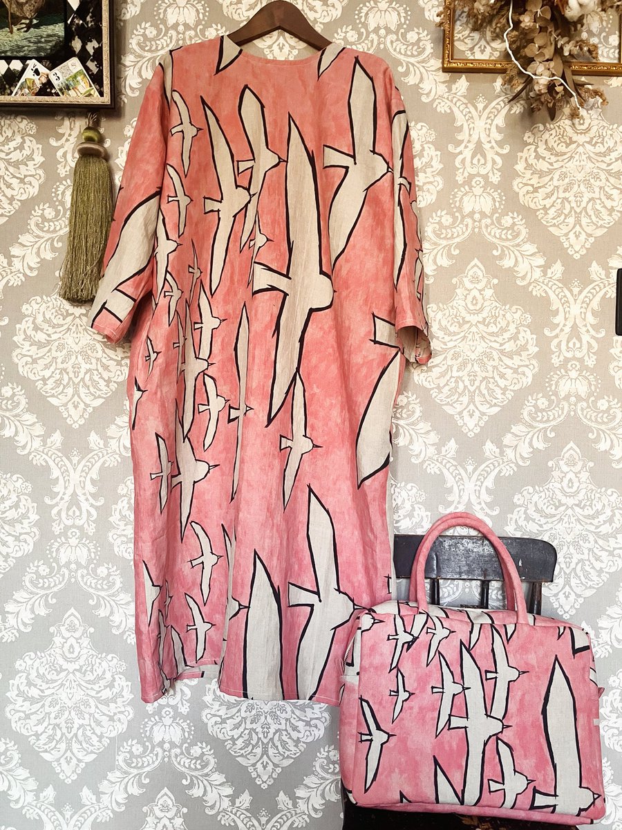 オーダー作品
ミナホルぺネンの生地でワンピースとボストンバックのセット作らせて頂きました
ありがとございました😊