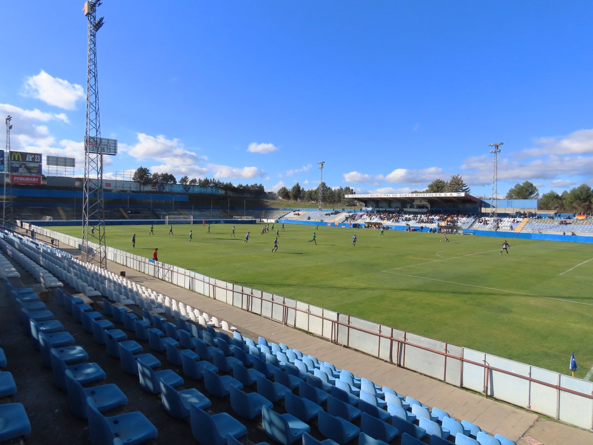 LesterEDrake's tweet image. Everyone likes El Soto, but I've only seen good crowds in playoff matches. Botti took the lead, but were overrun in the second half; 9 men on a big pitch is a big ask. Part of a great double-header ⚽️💚
⚽️@CDMostoles v @SADvillaverde 
🏆3RFEF G7
🏟️El Soto
💶8€ProLiga
📅16.01.26