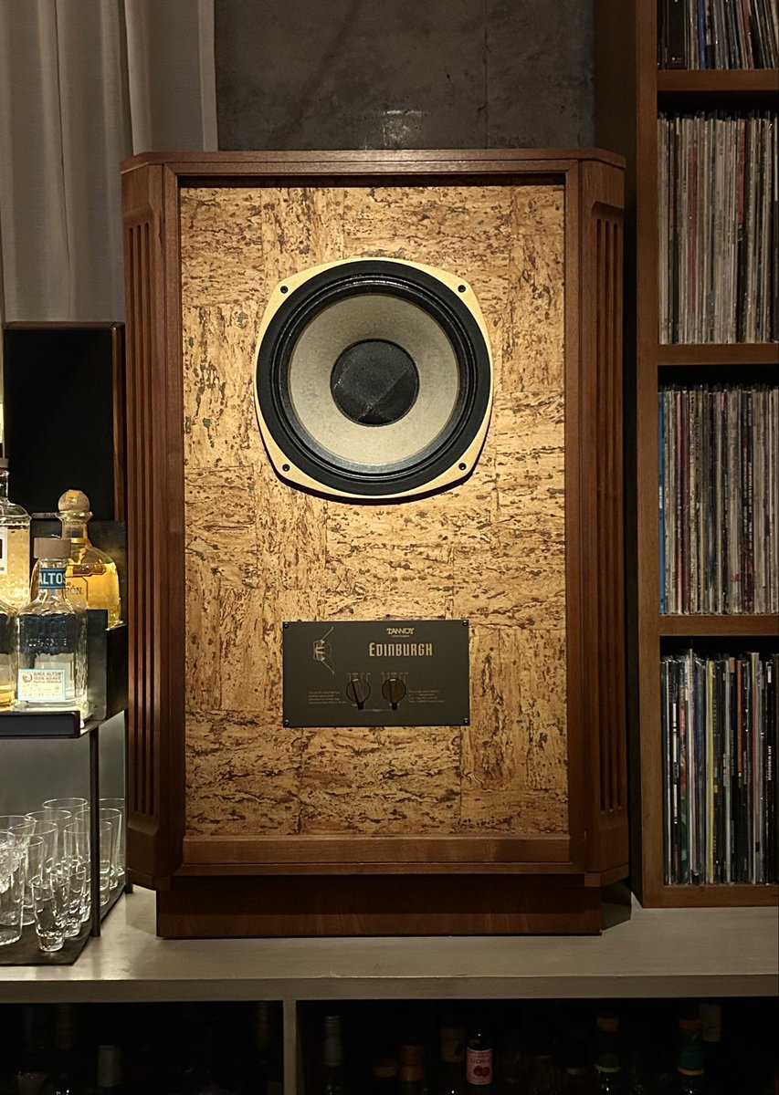 sasukejazz0033's tweet photo. 西荻窪のレコードバー「ROLLINGA」(2025年8月〜)を往訪。アーチをくぐると大人の世界。バックバーに洋酒ボトルの雛壇と真空管アンプ、両サイドに美しいTANNOY-Edinburghスピーカー。ターンテーブルはMICRO-DD-5が2台。ジャズ中心に大音量で聴かせてくれます♬
#Rollinga #レコードバー #ジャズ喫茶 https://t.co/MGEpg1ufhz