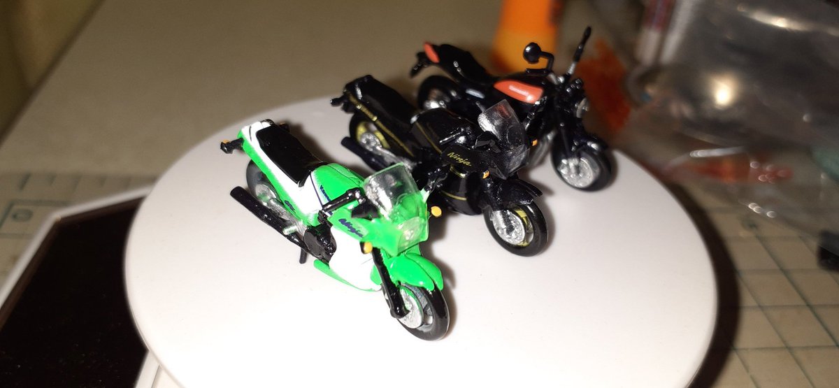 craft_tom's tweet photo. トイズキャビンさんの1/64 Z900RS/GPZ900Rニンジャフィギュアキーホルダーを廻してきました😃
いきなりZ900RSのオレンジがかぶりましたがめげずにまわしてお目当てのグリーンモンスターゲットしました😃
相変わらず素晴らしいの一言に尽きますね😃
一回400円😊
#トイズキャビン
#Z900RS
#GPZ900R https://t.co/rpTc3fBnbc