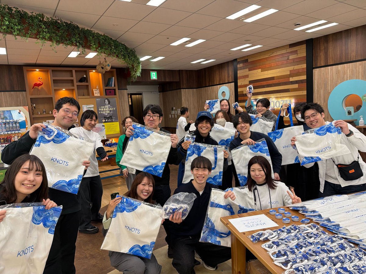 mosmos_noki's tweet photo. #KNOTS2026

今回ノベルティやスタッフ着用アイテム等のデザイン/制作を担当しました！

KNOTSらしい「人と人のつながり」「結び」を感じられる表現、カンファレンスの思い出を余裕を持って持ち帰っていただく実用性を意識しています。

明日みなさんに手に取っていただくのが楽しみ！！！ https://t.co/eafe2WqZ8z