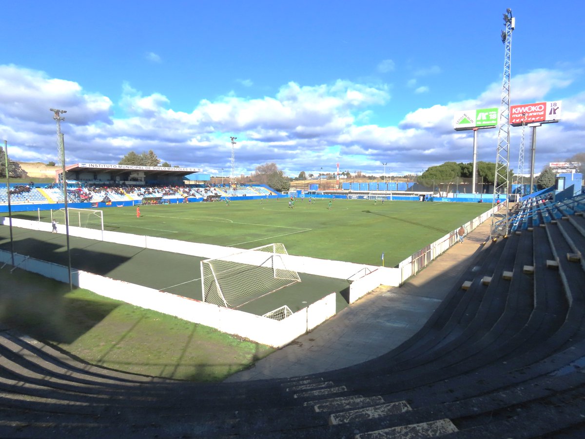 LesterEDrake's tweet image. Everyone likes El Soto, but I've only seen good crowds in playoff matches. Botti took the lead, but were overrun in the second half; 9 men on a big pitch is a big ask. Part of a great double-header ⚽️💚
⚽️@CDMostoles v @SADvillaverde 
🏆3RFEF G7
🏟️El Soto
💶8€ProLiga
📅16.01.26