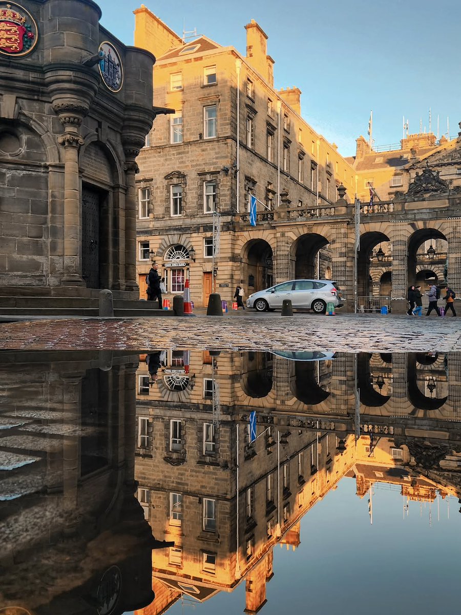 edinburgh's tweet photo. Edinburgh after a rain shower is pure magic. 🌧️ 

📍High Street 

 📸IG/mauvxx 

#ForeverEdinburgh #EdinPhoto https://t.co/pARzkWIx4x