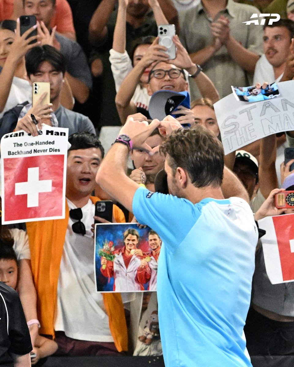 All rise for Stan Wawrinka 👏

The 2014 champion waves goodbye to the <a href="/AustralianOpen/">#AusOpen</a> for the final time 🥺

#AO26