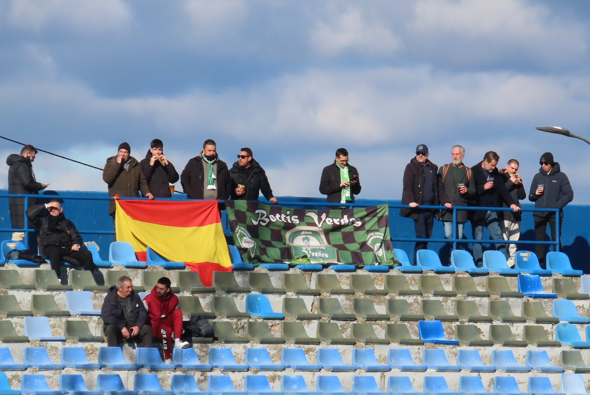 LesterEDrake's tweet image. Everyone likes El Soto, but I've only seen good crowds in playoff matches. Botti took the lead, but were overrun in the second half; 9 men on a big pitch is a big ask. Part of a great double-header ⚽️💚
⚽️@CDMostoles v @SADvillaverde 
🏆3RFEF G7
🏟️El Soto
💶8€ProLiga
📅16.01.26