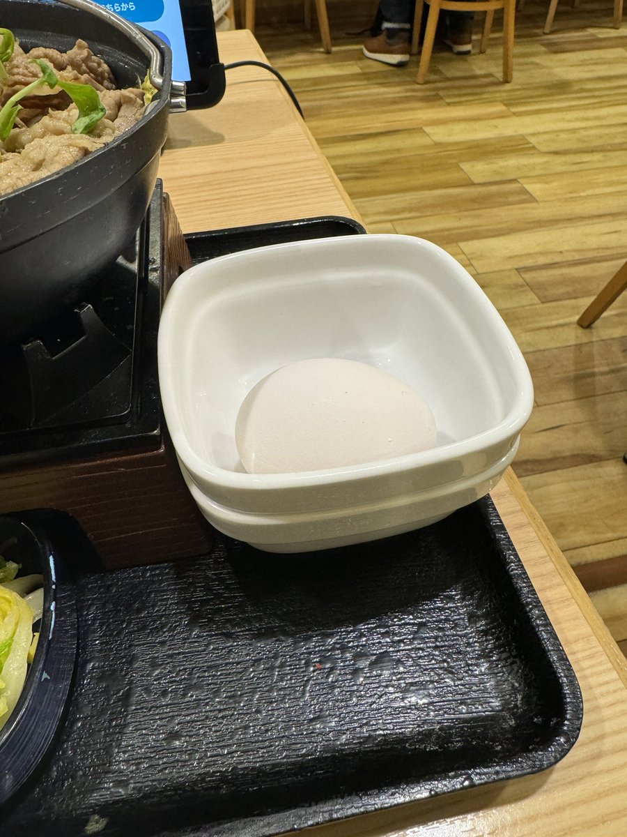 すき家の卵用に重なって出てくる2枚の皿
どっちが殻でどっちに身入れるのか毎回迷ってるのって俺だけ？