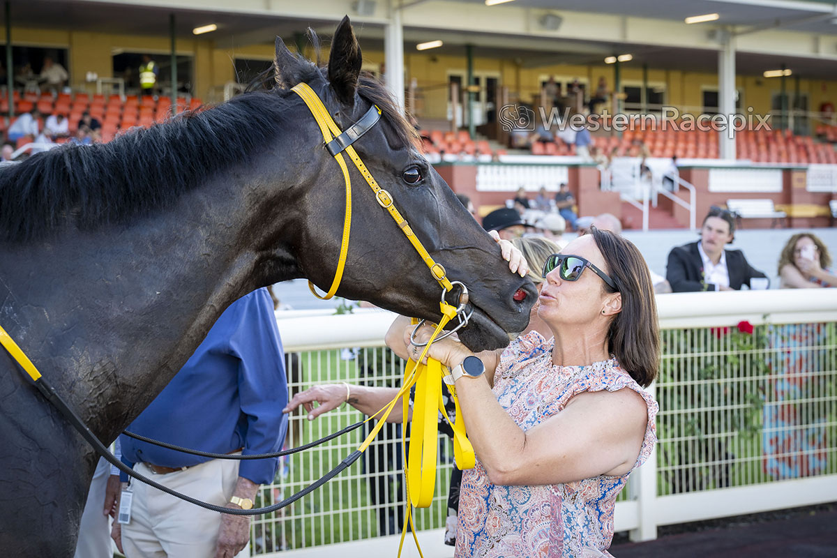 Western Racepix tweet media