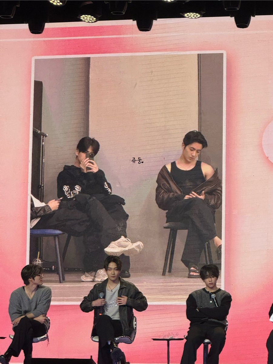 주연이가 현재 사진 보고 어깨가 좀 아쉽다 함
그리고 이 사진에 원래 주연이도 있는데 회사에 빠꾸 당했댘ㅋㅋㅋ