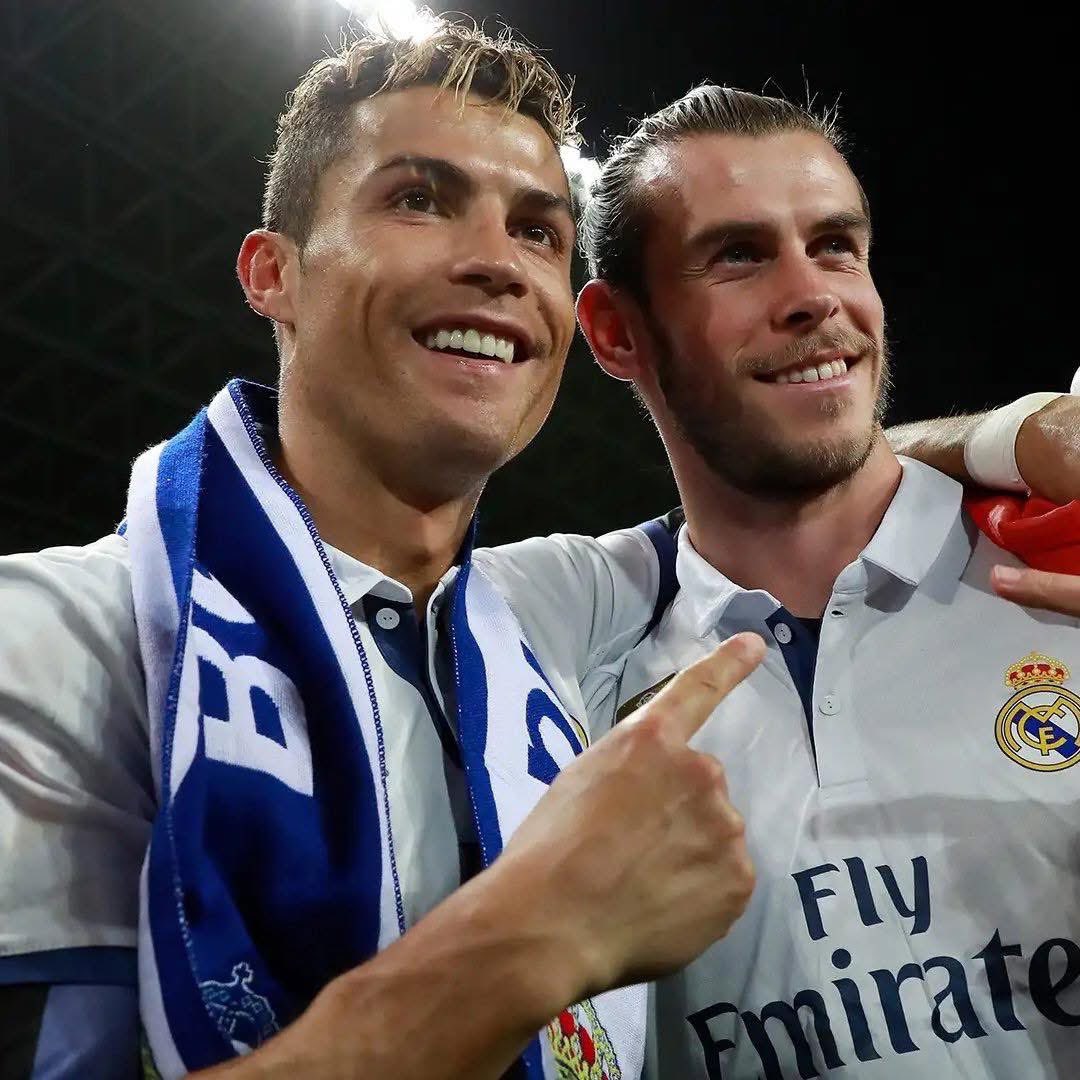 ActuCR7_'s tweet photo. 🚨 « 𝗔𝗩𝗘𝗖 𝗖𝗥𝗜𝗦𝗧𝗜𝗔𝗡𝗢, 𝗡𝗢𝗨𝗦 𝗖𝗢𝗡𝗡𝗔𝗜𝗦𝗦𝗜𝗢𝗡𝗦 𝗡𝗢𝗦 𝗥𝗢̂𝗟𝗘𝗦… » 😌

Gareth Bale 🏴󠁧󠁢󠁷󠁬󠁳󠁿 s’exprime sur la gestion des coups francs avec Cristiano Ronaldo 🇵🇹 et la synergie optimale qui existait au sein de l’attaque du Real Madrid.

« Nous connaissions nos rôles. Pour les coups francs, si c'était sur la droite, c'était 𝗠𝗢𝗜. Si c'était sur la gauche, c'était 𝗖𝗥𝗜𝗦𝗧𝗜𝗔𝗡𝗢. Il y avait une 𝗘𝗡𝗧𝗘𝗡𝗧𝗘 𝗠𝗨𝗧𝗨𝗘𝗟𝗟𝗘, donc c'était bien. On faisait 𝗣𝗜𝗘𝗥𝗥𝗘, 𝗙𝗘𝗨𝗜𝗟𝗟𝗘, 𝗖𝗜𝗦𝗘𝗔𝗨𝗫 pour ceux au milieu. »

(Source : 𝗧𝗵𝗲 𝗥𝗲𝘀𝘁 𝗜𝘀 𝗙𝗼𝗼𝘁𝗯𝗮𝗹𝗹)