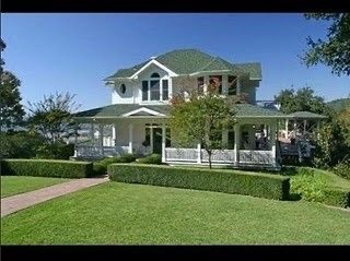 Cicicooper118's tweet photo. #Scream7 would be so iconic if instead of stus house it was sidneys home that was burned down (remove all the cheesy stab themed b&amp;b just make it a normal b&amp;b) , after seeing machers house in #Scream5 it feels a bit 😴 seeing it again https://t.co/3zuiWPNlgI
