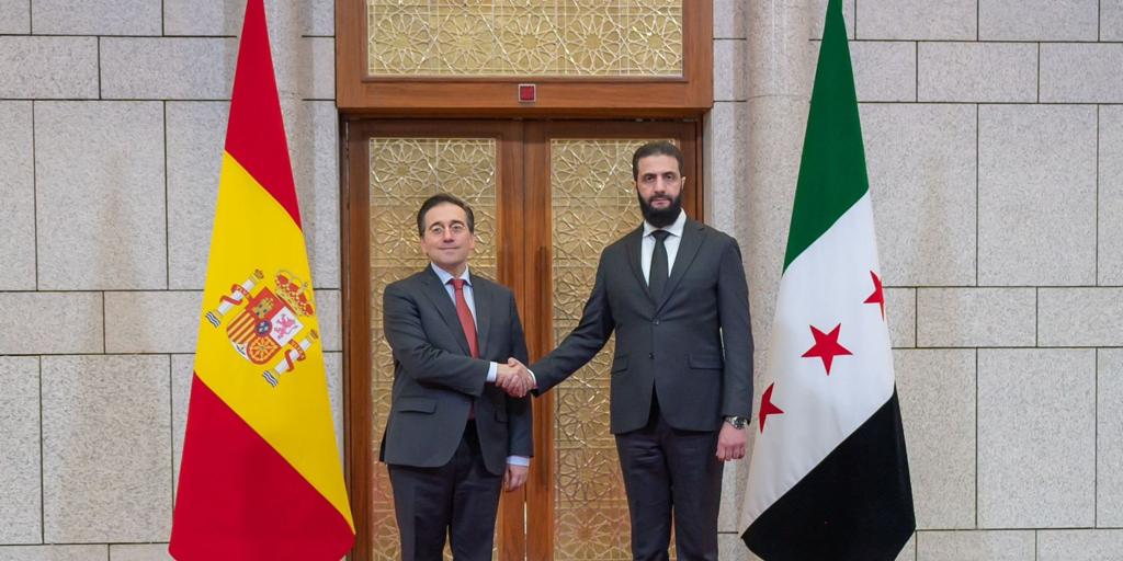 Hola <a href="/jmalbares/">José Manuel Albares</a> esta imagen indecente te va a perseguir toda la vida. Tienes esa mano que das a ese asesino, manchada de sangre de inocentes sirios.