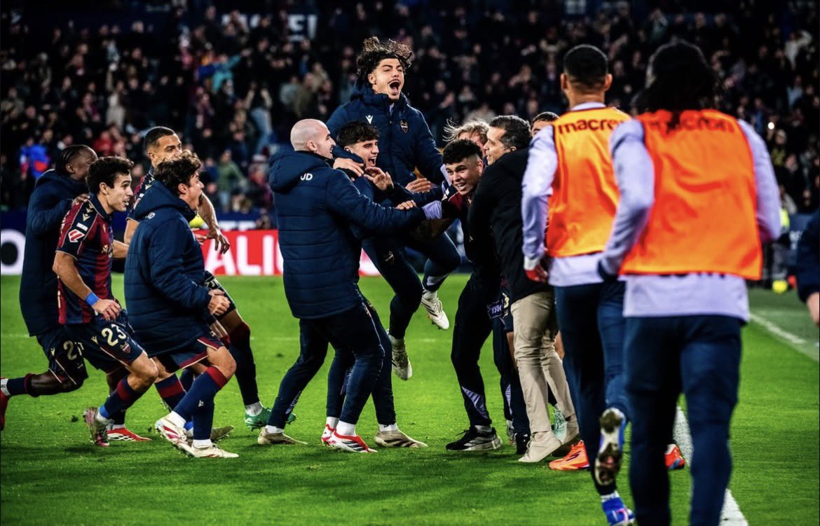 _BMuani's tweet image. Les débuts de Luis Castro 🇵🇹 avec Levante :

Victoire 3-0 face à Séville ✅
Match nul 1-1 face à l’Espanyol (5ème de Liga) 🤝🏻
Défaite 2-0 face au Réal Madrid ❌
Victoire 3-2 face à Elche (8ème de Liga) ✅

7 points en 4 matchs (VNDV) 🏟️
7 buts marqués ⚽️
5 encaissés 🥅