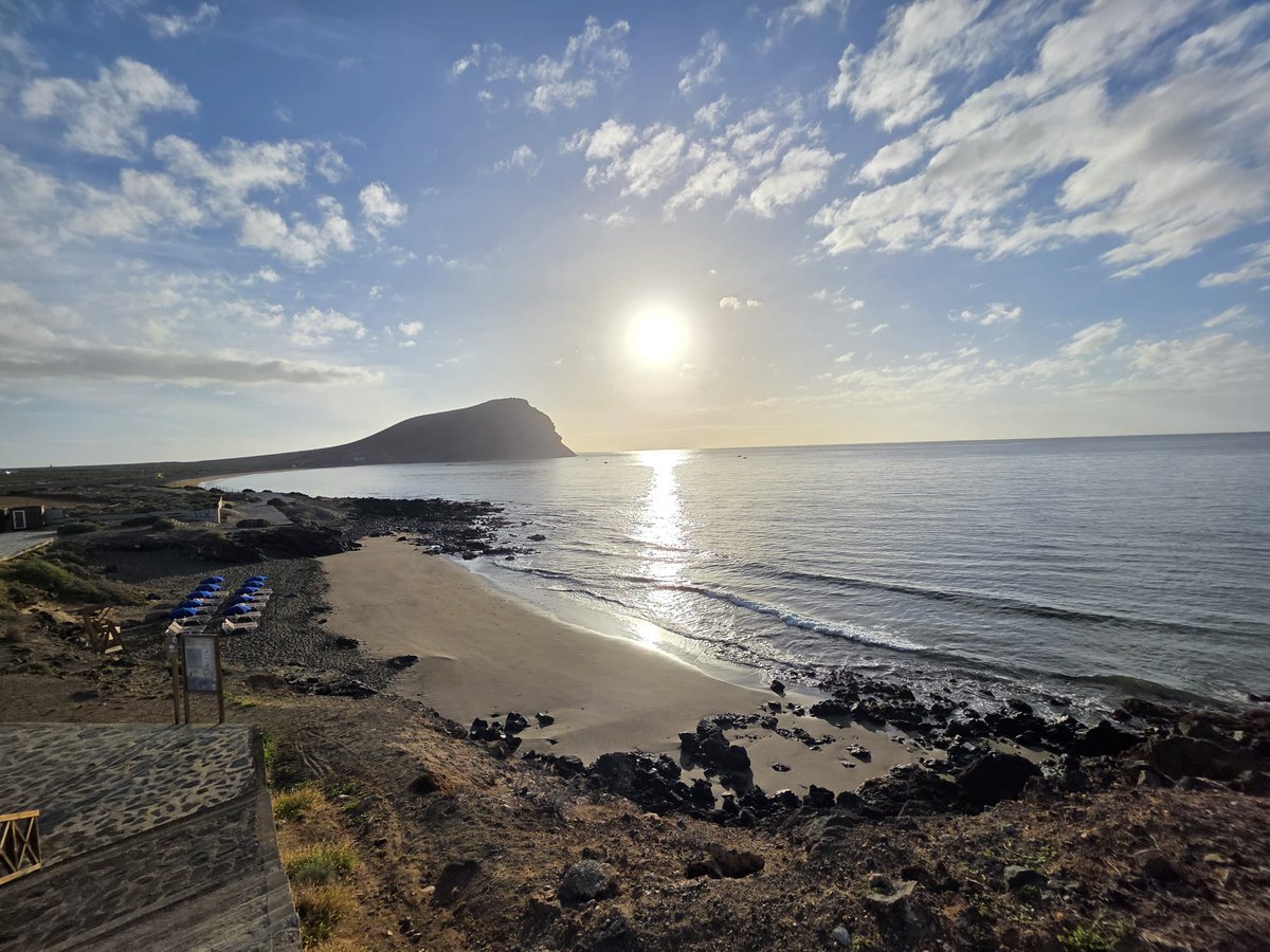 Feliz findeee #Tenerife... #BuenRollito 😉
.
.
.
#playadelatejita #tenerifeocio #MontañaRoja #elmedano #granadilladeabona #tenerife #tenerifelicidad #playa #latituddevida #yosoytenerife #canariasviva #beach #ocean #sun #atlantic #estaes_tenerife #loves_tenerife #loves_canarias