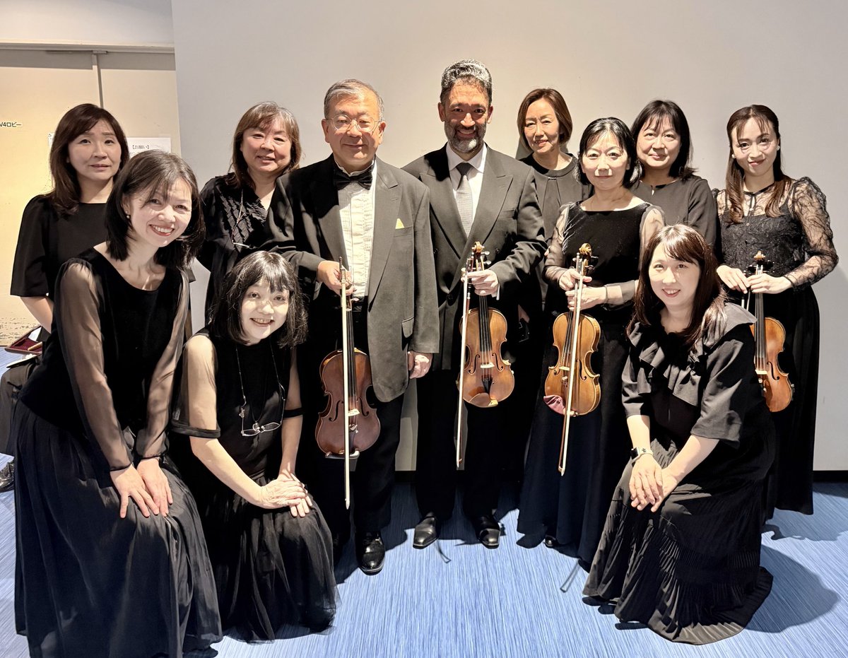 Japanphil's tweet photo. ウィーン・フィルのヴァイオリン奏者である和樹・ヘーデンボルクさんを迎えての2026年最初の横浜定期は、さながら皆様とウィーンへ旅をしたようでした🇦🇹アンコールはラデツキーといきたいところでしたが、ここはボスコフスキーを想い、山賊のギャロップを！
コンマス木野といとこの豊田早織を囲んで https://t.co/oZ52yjf9uh