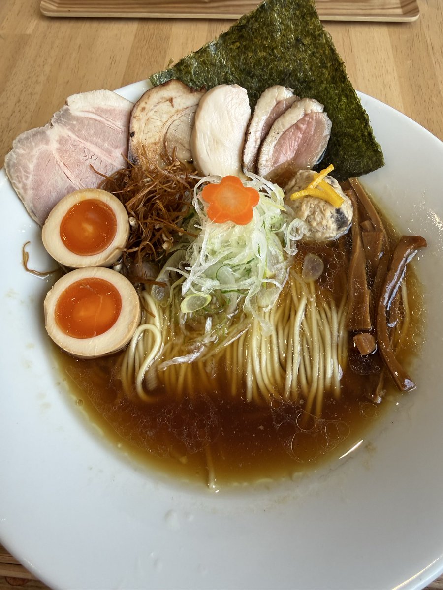 umaumach's tweet photo. おいしいおいしい醤油ラーメン
一番美味かったチャーシューはプリップリの鶏胸肉でした https://t.co/9MEyWpUvPl