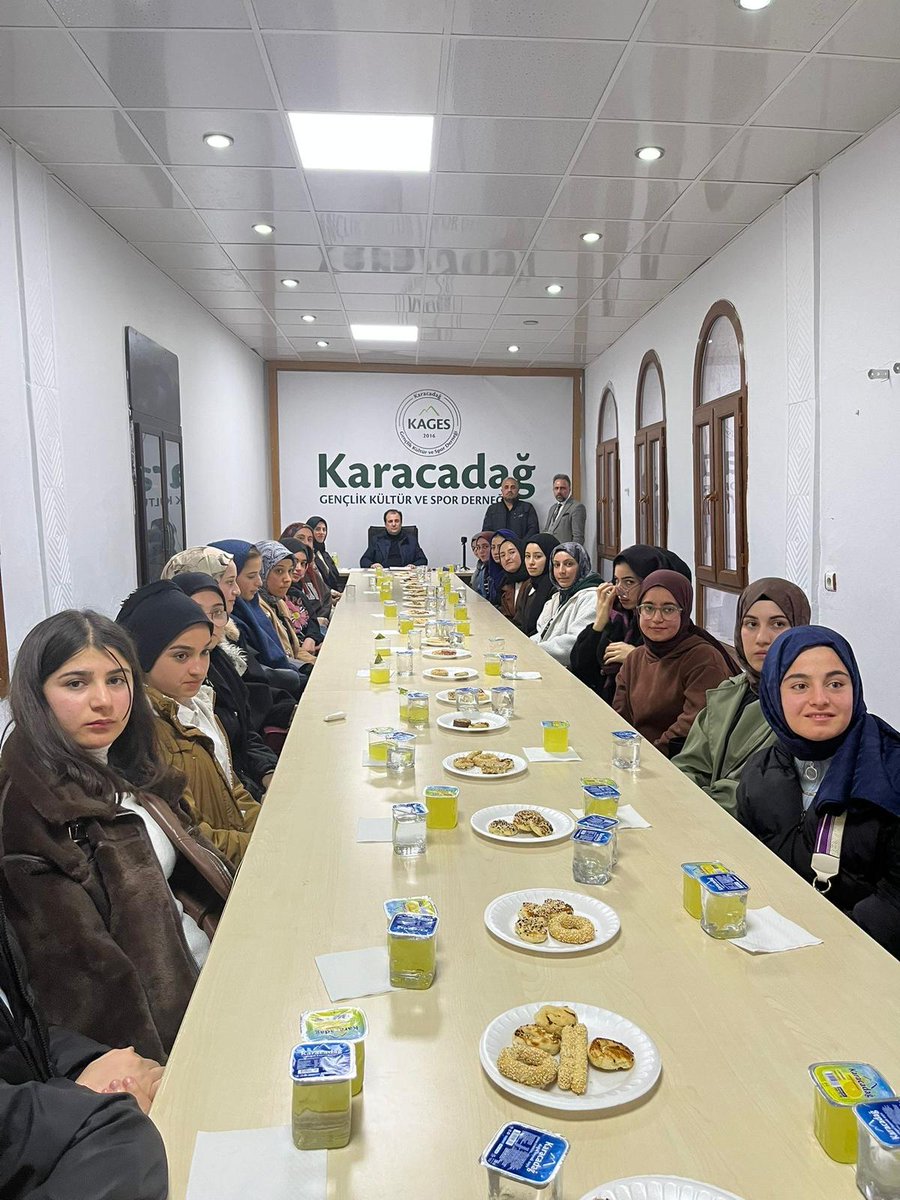 Karacadağ Gençlik Kültür ve Spor Derneği Başkanı Sayın Mustafa Gülpınar,  YKS' ye hazırlık öğrencileriyle bir araya geldi. Başkan Gülpınar programda;gençlerin hedefleri, beklentileri ve eğitim hayatında karşılaştıkları sorunlar üzerine sohbet etti. Öğrencilere tavsiye ve