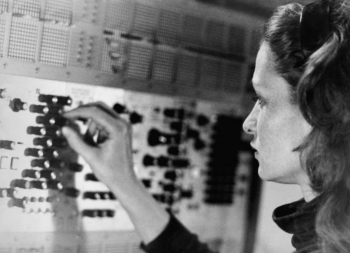 Joyeux anniversaire to French composer Éliane Radigue (b.1932) who turns an incredible 94 years of age today! Her work is proof that subtlety can be seismic, and that the smallest shift can change everything. Long live sustained tones, deep attention, and Éliane Radigue!