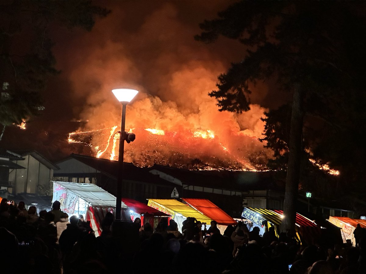 「若草山焼きってそもそも何でやるの？」
という理由なんですが実はコレ、

「妖怪の封印」

のためです。

昔、「この山を焼かざる時は牛鬼という妖怪が出る」という言い伝えがあり、人々が勝手に火をつけるのを防ぐ為に奉行所と寺社が一括してやり始めたのが起源だそう。

まさに厨二ロマンの塊。