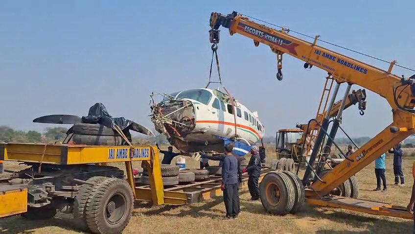 soumojit_aero's tweet image. The aircraft involved in the #Rourkela incident is being transported to Bhubaneswar today. The aircraft has been dismantled, with parts moved via two trucks. Engine will be shipped to Canada for further requirements.
#AircraftAccident #Bhubaneswar  #Avgeek #Crash #Aviation
