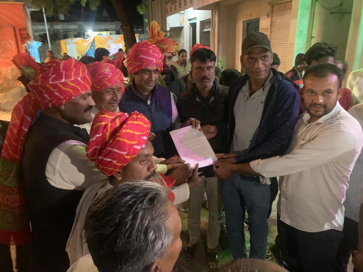 iPriyavratSingh's tweet photo. ‘बूथ चलो अभियान’ के अंतर्गत, छापीहेड़ा ब्लॉक के ग्राम खाताखेड़ी में मनरेगा कानून को केंद्र सरकार द्वारा संशोधित कर कमज़ोर किए जाने तथा उससे राष्ट्रपिता महात्मा गांधी जी के नाम को हटाए जाने के विरोध में पंचायत-स्तर पर ज्ञापन दिया गया एवं ग्रामीणजनों से संवाद किया और ग्राम डाबड़ी जागीर, सिरपोई एवं टूटीयाहेड़ी के सामाजिक कार्यक्रमों में सम्मिलित हुआ।