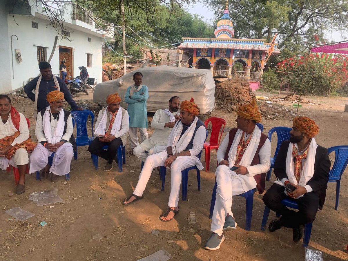 iPriyavratSingh's tweet photo. ‘बूथ चलो अभियान’ के अंतर्गत, छापीहेड़ा ब्लॉक के ग्राम खाताखेड़ी में मनरेगा कानून को केंद्र सरकार द्वारा संशोधित कर कमज़ोर किए जाने तथा उससे राष्ट्रपिता महात्मा गांधी जी के नाम को हटाए जाने के विरोध में पंचायत-स्तर पर ज्ञापन दिया गया एवं ग्रामीणजनों से संवाद किया और ग्राम डाबड़ी जागीर, सिरपोई एवं टूटीयाहेड़ी के सामाजिक कार्यक्रमों में सम्मिलित हुआ।