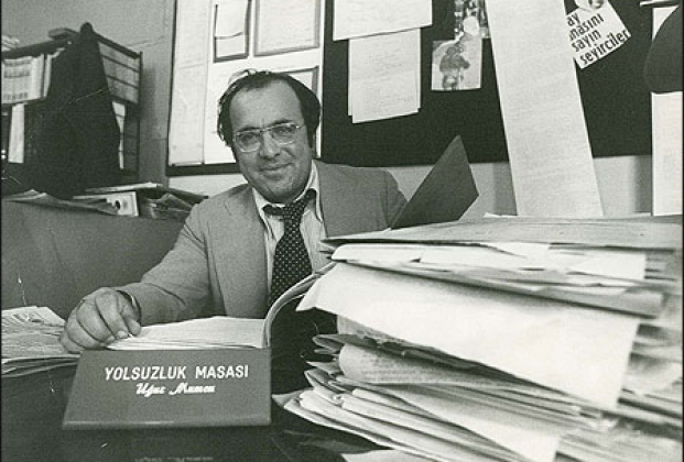 "Özgürlüğe adanmış bir top çiçek gibiyiz şimdi..."

Uğur Mumcu, Bir Pulsuz Dilekçe