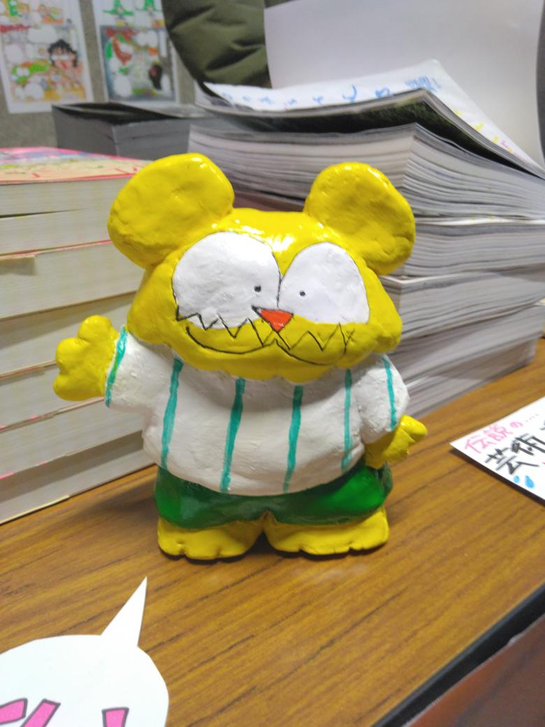 横浜・みなとみらい線新高島駅の <a href="/ArtCenterNEW/">Art Center NEW</a> で明日までやってるアート系ブックフェアで、パピヨン本田さんにサインしてもらった！美術のトラちゃんのサイン本なのに、俺がコンセプチャル・ガールの大ファンなのでイラストはまひろです。うれしい～！
人形はパピヨンさんが自分で作ったとのこと。