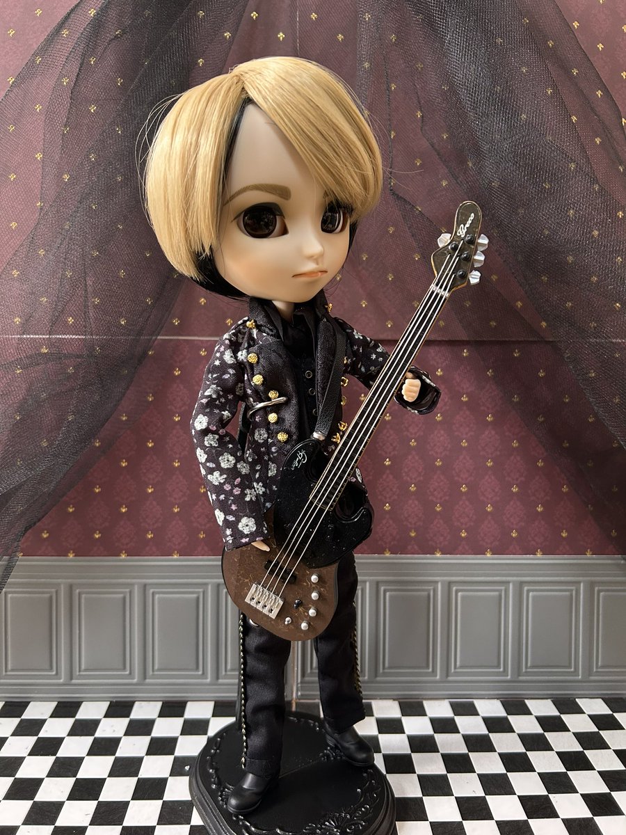 大好きなアーティストとのコラボドール
BUCK-TICKの樋口豊さんのお誕生日なので、ケーキのヘッドドレスとお写真✨️✨️

人用の大きなサイズも作りました✨️🎂

 #樋口豊誕生祭2026