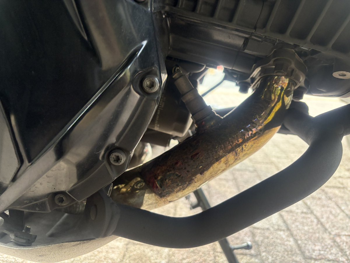 信号待ちでバイクから煙出てるの気づいて死ぬほど焦って路肩停めたん