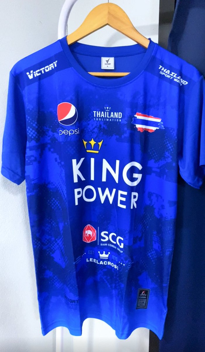 Agggggggs's tweet photo. ใครชอบใส่เสื้อกีฬา แนะนำแบบนี้เลย ทั้งสวย ทั้งเด่นชัด สีสวยมากกกก สกรีนลาย King power ได้สวยงาม สวมใส่สบาย  แขนสั้น คอกลม รีบเลย!! 

พิกัด🍂 https://t.co/hoJLhlA9bQ

#เสื้อกีฬา #deprem #kingpower #รีวิวดีรีวิวดัง https://t.co/gPmbZ7N5WT