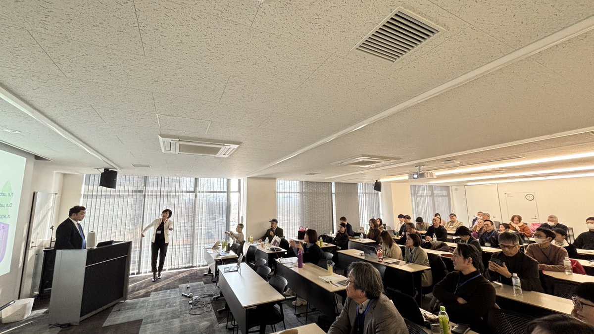 jafaeoffice's tweet photo. JAFAE Invited Talk | JAFAE56
Prof. Ariane  Borlongan (TUFS) discussed Japanese English in the Age of Migration, highlighting how global mobility, migrant diversity, and contact with Philippine English are shaping the emergence of Japanese English as an evolving variety.
#JAFAE56 https://t.co/Ey4t6mArM6