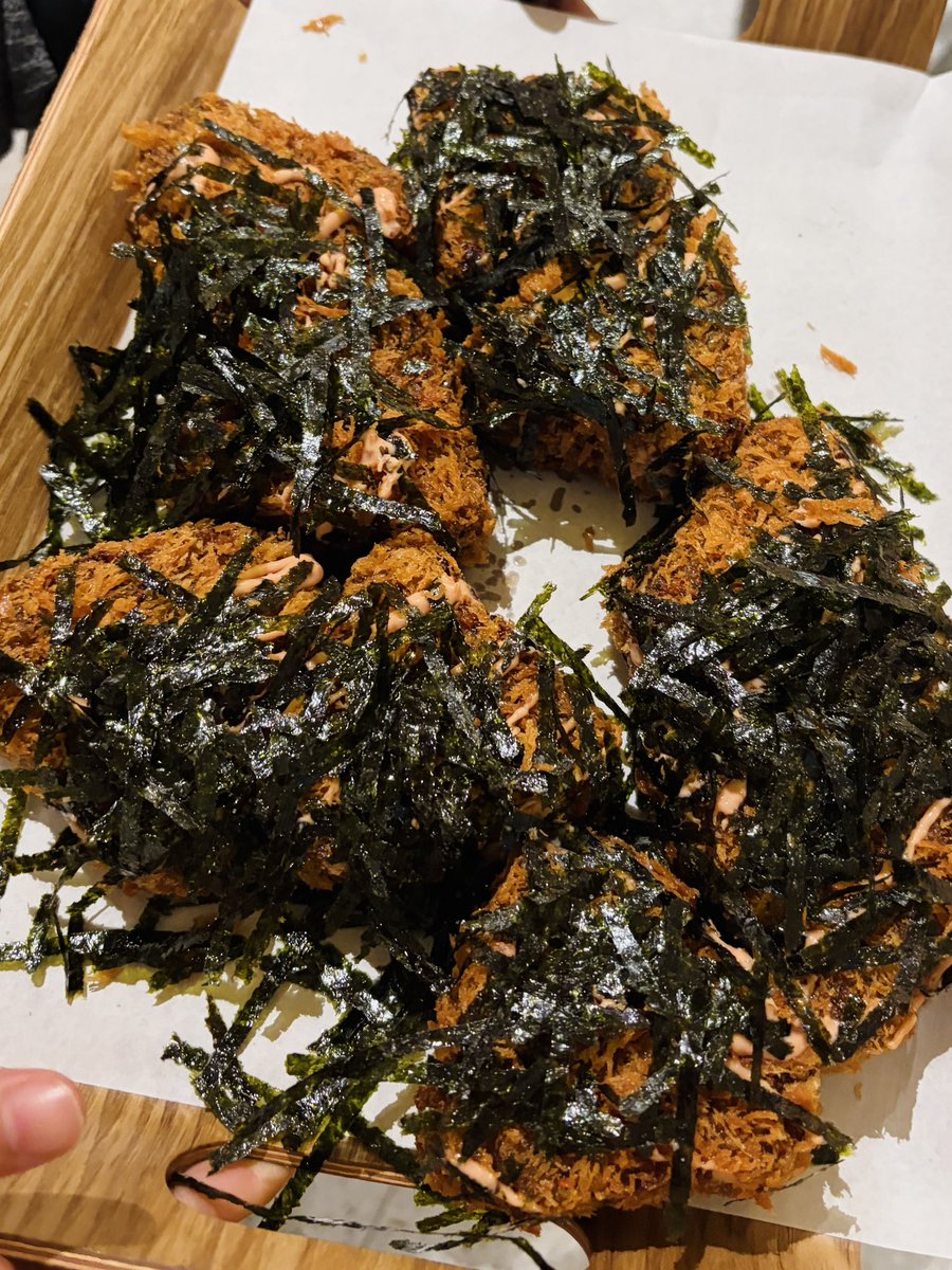 오제발 김치찹쌀주먹밥이요 🥹
n년 전 처음 길바닥에서 먹었을 때의 감동을 잊지 못 하고 매년 대전 갈 때마다 사려고 시도했는데 자만추 실패했고…
올해는 직원분께 언제 나오냐고 여쭤본다음 only 김찹주에 의한, 김찹주를 위한 웨이팅만 30분 하고 사왔답니다 .. 정말 바삭하고 쫀득하고 마힜어요