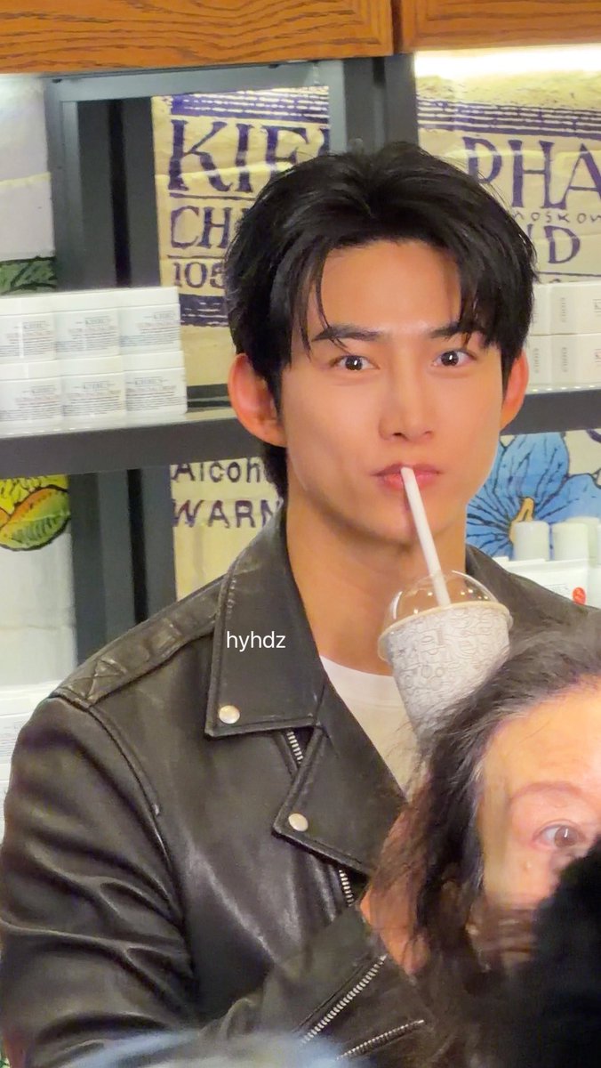 260123
喝咖啡的阿玉

맛있어?☕️

#옥택연 #2pm #oktaecyeon #玉澤演