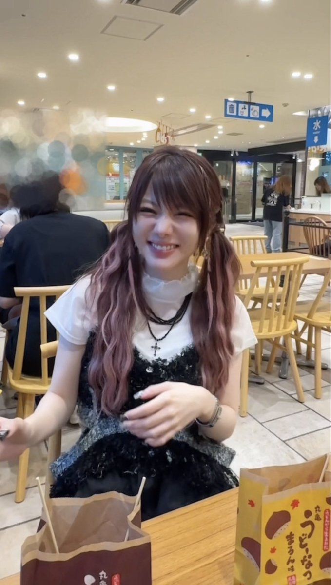 ganbareina11's tweet photo. 多分「おいしー!!!」の声が大きすぎて
後ろの女の子がびっくりして振り返ってました。笑

そのぐらいおいしかった、
人生初めてのうどーなつチョコ味🍫

#TikTok 
#丸亀製麺
#うどーなつ  #フードコート
#フードコートでの動画 

https://t.co/FWL3sjRFTT https://t.co/4NRuyYkSPt