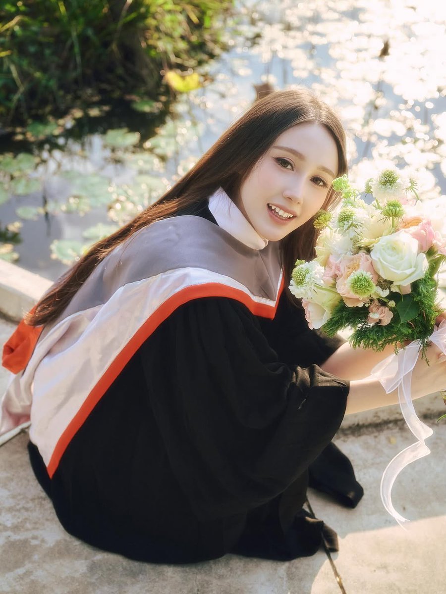 cxhari's tweet photo. Officially graduated.🤍 https://t.co/3faG0mzfCc