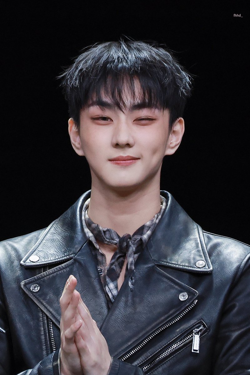 진짜 졸귀 오늘 눈썹도 두꺼워서 더 귀여움 그리고 가리는 머리카락 다 사라지니까 귀랑 이목구비 ㅈㄴ 큰거 부각돼서 얼굴 여백 0으로 보임(아기.)