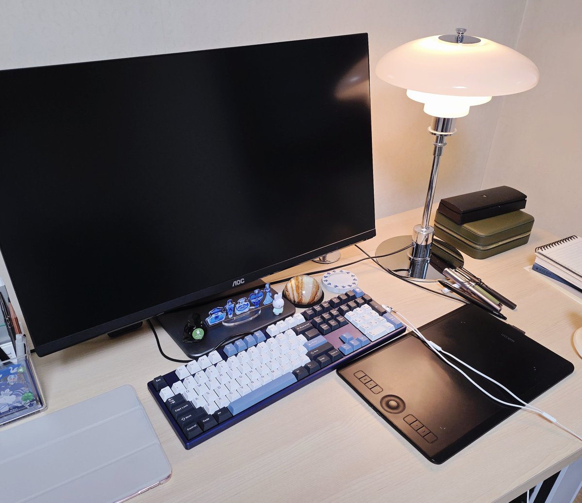 청소했다. 데스크 매트 살까하는데 색도 못고르겠고..생각만하는 중