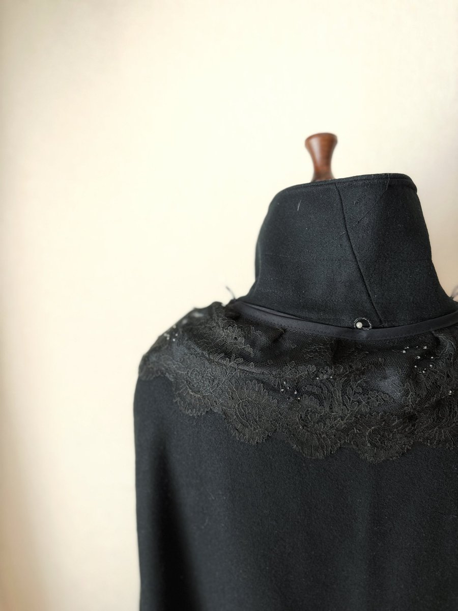オーダーいただいている黒マント。
お客さまのお品に彩り屋の手仕事を加える「＋彩り屋」の作業を進めています🪡

マント部分には、黒のアンティークレース✨
ビーズも所々に飾っています✨

肩まわりのレースは、取り外しできるようにします。
肩まわりが完成したら、あと少し。
完成が楽しみです😊
