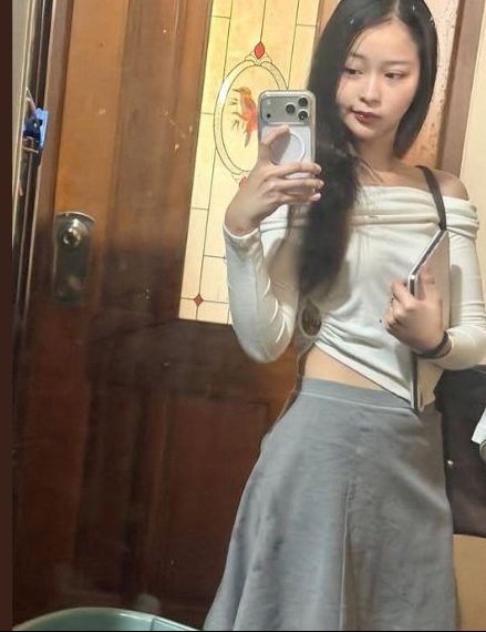 jjookklong3's tweet image. มีใครจำเธอคนนี้ได้บ้าง??? ตะวันไงคะ ที่ออกมาม็อบ ออกมาแรงเมื่อหลายปีก่อน ตอนนี้ ไม่มีงานมีการทำ เรียนก็ไม่จบ ไม่มีรายได้ แต่ใช้ iPhone 17 Pro เครื่องละหลายหมื่น ไปกินเที่ยวตามที่ต่างๆ อย่างสุขสบาย คงไม่ต้องบอกเนอะว่า เอาเงินที่ไหนมาใช้ คงเดากันได้ใช่ไหม