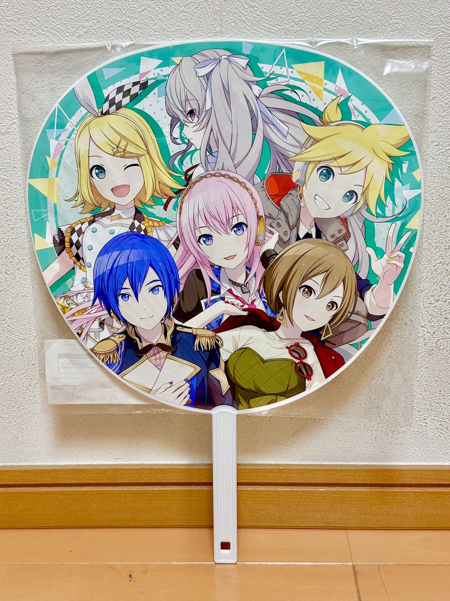 ymomokko's tweet photo. @Chacha_toya ありがとうございます！当方は企画展内の公式物販の見本が展示されている所におります。
写真のバチャシンうちわを所持しています。
宜しくお願いします。 https://t.co/UAKLg4EZ8X