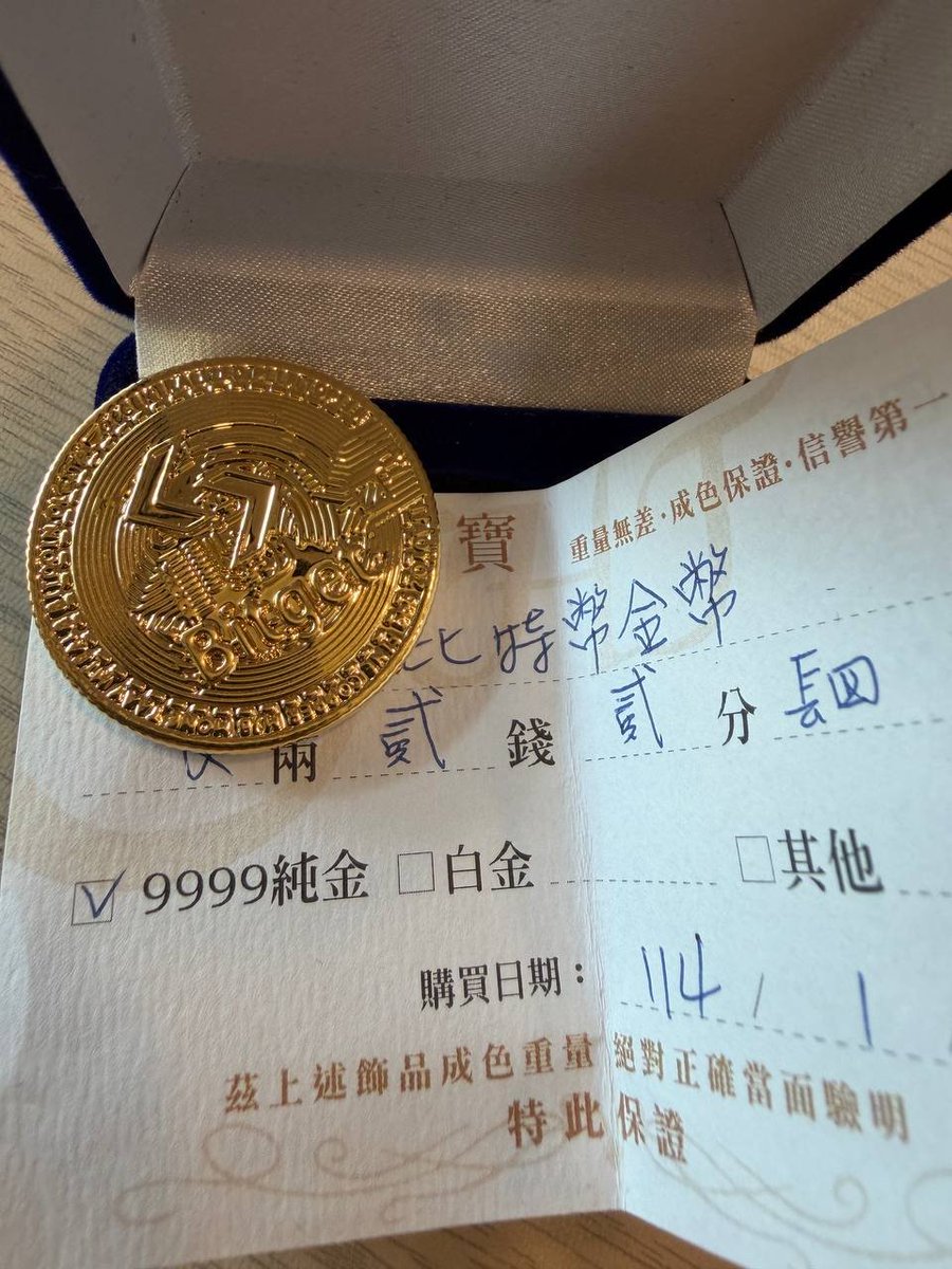 去年收到@Bitget_zh 送的金幣的時候，金價差不多在$2,700，Bitcoin $100,000，當時就好奇一個Crypto交易所為什麼是送比特 幣金幣?? 今天我給搞明白了... 目前1oz~$5,000，Bitcoin $89,000，好消息是今天可以換到更多的比特幣，壞消息也是可以換更多比特 幣