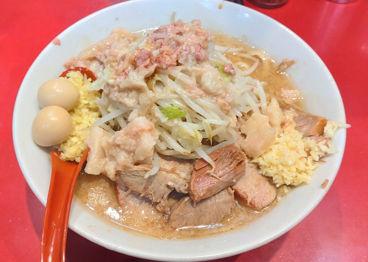 mongeeeeeeeeee8's tweet photo. ラーメン二郎 西台駅前店 半分 ショウが半分 ニンニク少し アブラ
昼。めっちゃ美味い！柔らかめな麺も相まって優しい仕上がりが染みました。カラやシビを足しながら最後まで楽しみました。ごちそう様でした！やっと年明けた。#西台 #二郎 https://t.co/ORmsEdYxvG