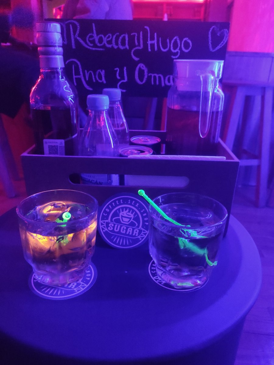 RebeccayHugo's tweet photo. Un viernes más en el mejor lugar @SugarCoffeeSex @MagdalenaDiego5  @AnayOmar510667 https://t.co/jMFPMN0BKl