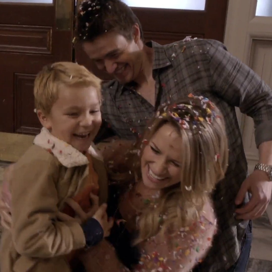 sethmner's tweet image. o clay e a quinn comemorando a adoção do logan e o casamento no cartório, lindos coisa mais preciosa do mundo 🥺❤️