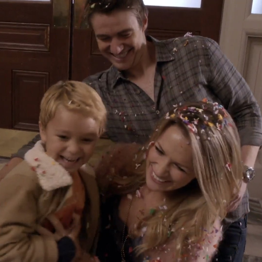 sethmner's tweet image. o clay e a quinn comemorando a adoção do logan e o casamento no cartório, lindos coisa mais preciosa do mundo 🥺❤️