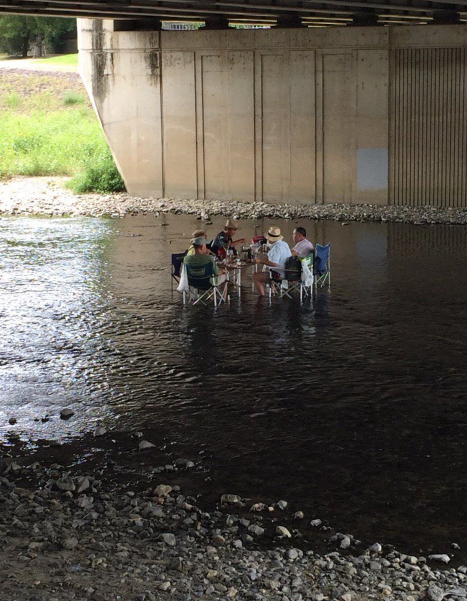 xMYrv0uCKn85291's tweet image. 何年も前にクッソchillな過ごし方してるお爺様がたが居て、俺もこんな歳のとり方したいなぁと思った。