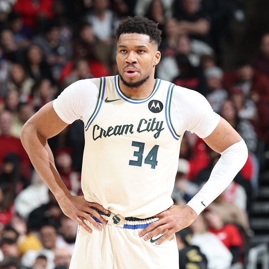 NBAdabad's tweet image. ⚠️ LESIONADO:

Giannis Antetokounmpo sofreu um estiramento na panturrilha e vai ficar afastado por 4-6 semanas.

Ele está FORA do All-Star Game.