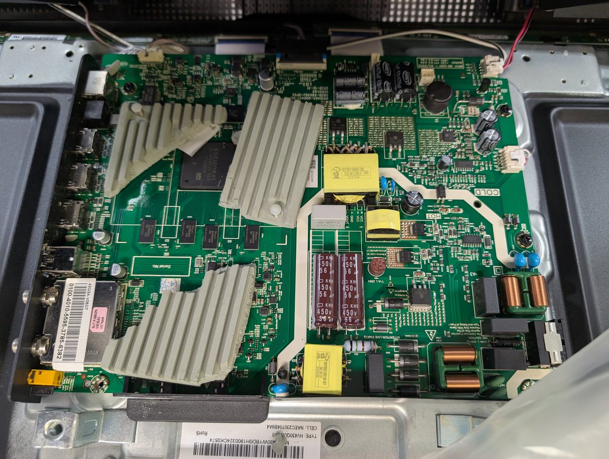 shima_gadget's tweet photo. セルスタさんの投稿を見て徒歩圏内だったので散歩がてら購入。

持ち帰り中もカラカラ音がなってて開封してみると話題のパキパキヒートシンク。

リモコンも低価格テレビと共通だし削れるコストはとことん削ってて色んな意味で感心。 https://t.co/D2FIQNJsuM