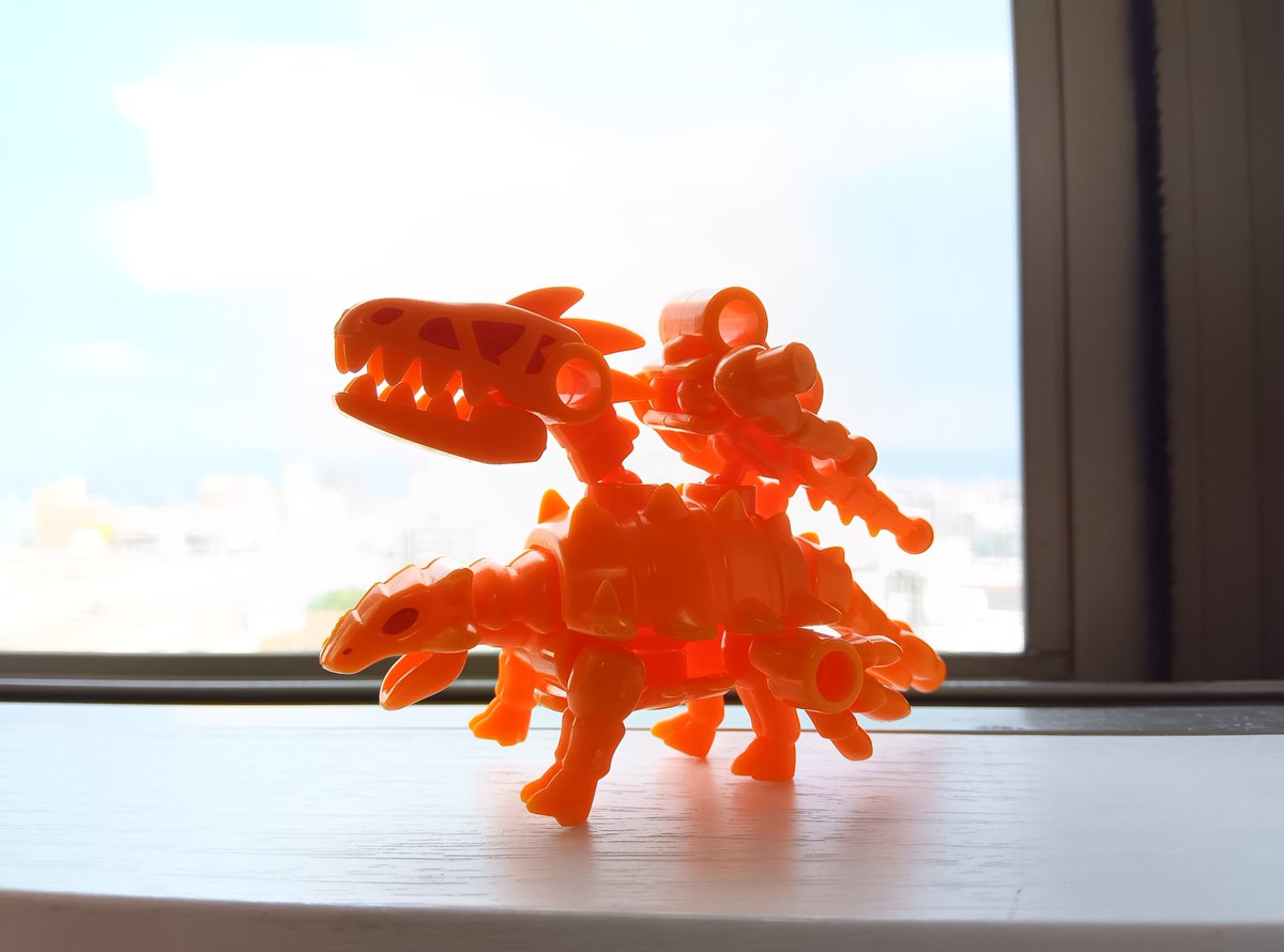 子とホネホネザウルスあそびしてた。
こんなことなら初期のやつ、置いといてやればよかったなー